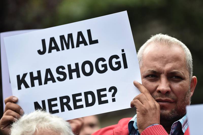 A man holds a placard reading "Where is Jamal Kashoggi ?" during a demonstration in support of missing journalist and Riyadh critic Jamal Khashoggi, in front of the Saudi Arabian consulate on October 9, 2018 in Istanbul. Khashoggi, a Washington Post contributor, vanished last on October 2 after entering the Saudi Arabian consulate to receive official documents ahead of his marriage to a Turkish woman. A Turkish government source told AFP at the weekend that the police believe the journalist "was killed by a team especially sent to Istanbul and who left the same day". / AFP / OZAN KOSE
