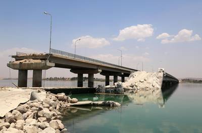 A general view shows a bridge that was destroyed by the Islamic State (IS) group after they took control of the river crossing and rebuilt the bridge as US-backed Kurdish and Arab fighters advance into the Islamic State (IS) jihadist's group bastion of Manbij, in northern Syria, on June 23, 2016. - Backed by air strikes by the US-led coalition bombing IS in Syria and Iraq, fighters with the Syrian Democratic Forces (SDF) alliance entered Manbij from the south, a monitoring group said. (Photo by DELIL SOULEIMAN / AFP)