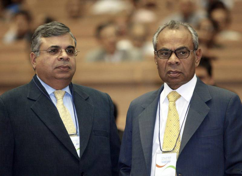 Gopichand Hinduja (L) and Srichand Hinduja, two British-based industrialist brothers, who were involved in the 14 million USD arms scandal involving Swedish armament firm, Bofors are pictured at the Sixth-Indian-EU Business Summit, Building Strategic Business  Partnerships meeting in New Delhi  09 Sepember 2005. India announced the purchase of 43 planes from European aircraft maker Airbus and the sealing of an "action plan" with the EU to expand economic and political ties, while British Premier Tony Blair spoke out against against terrorism.  AFP PHOTO/RAVEENDRAN (Photo by RAVEENDRAN / AFP)