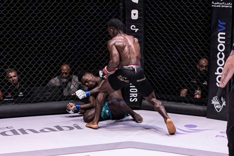 Jaures Dea lands the final blow to finish the fight against Mohamed Camara.