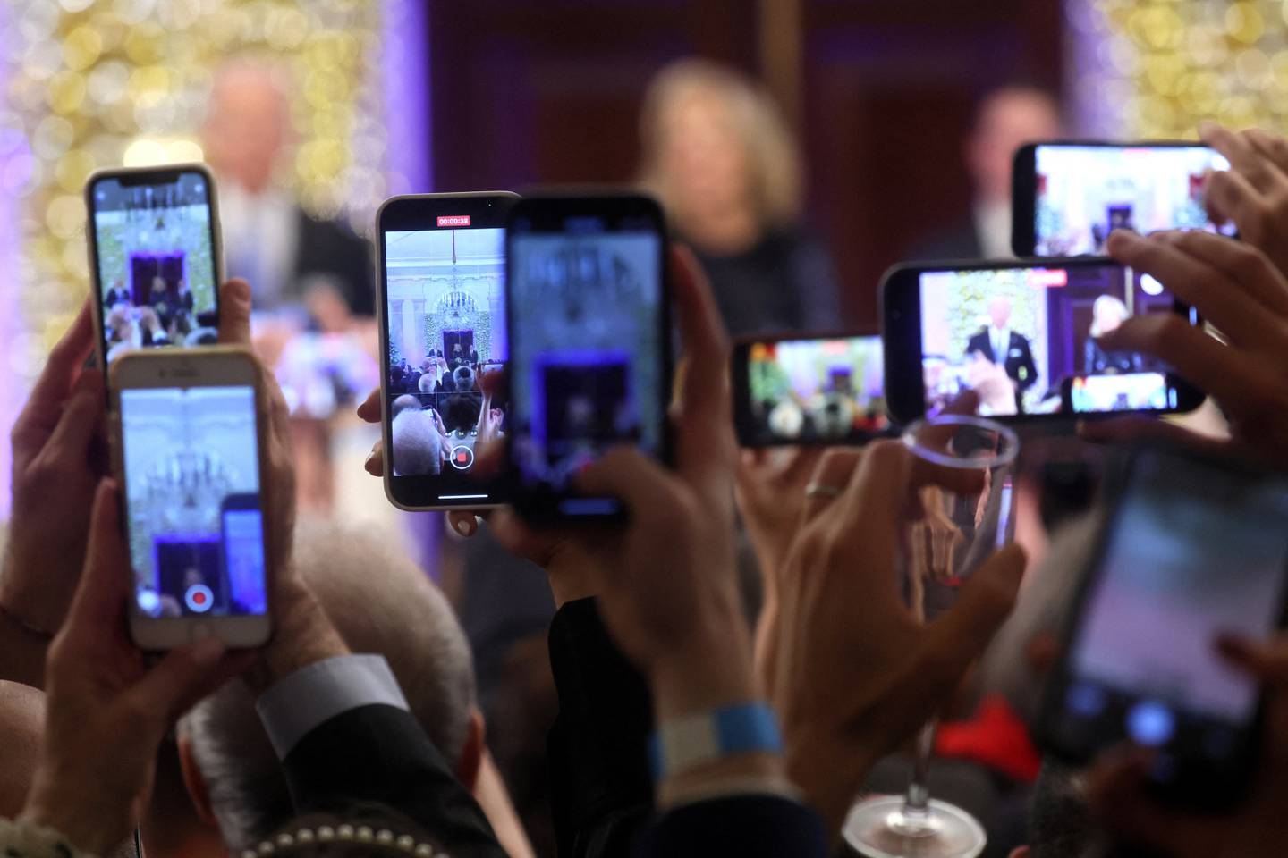 Die Zuschauer zeichnen auf ihren Handys auf, wie US-Präsident Joe Biden und First Lady Jill Biden am 19. Dezember im Weißen Haus in Washington einen Empfang zu Chanukka-Feierlichkeiten veranstalten. Reuters