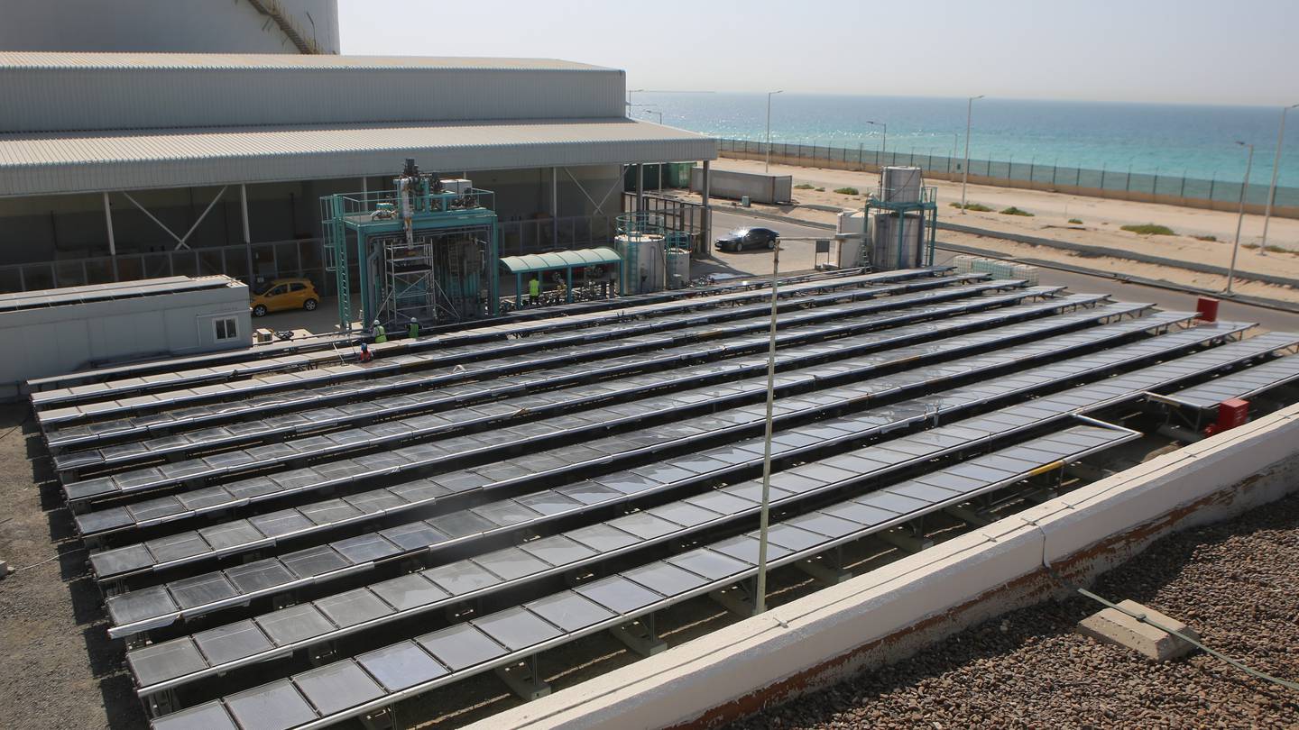 DEWA en het Nederlandse bedrijf Desolinator bouwen een ontziltingssysteem op zonne-energie