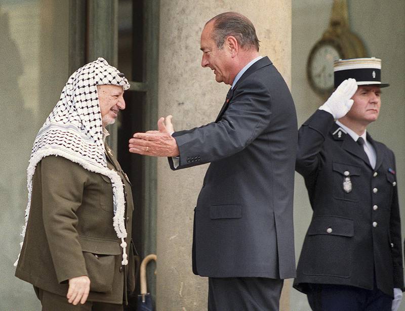 (FILES) In this file photo taken on May 23, 2001 French President Jacques Chirac (C) welcomes Palestinian leader Yasser Arafat (L) before their meeting at the Elysee Palace in Paris. - Former French President Jacques Chirac has died at the age of 86, it was announced on September 26, 2019. (Photo by MANOOCHER DEGHATI / AFP)