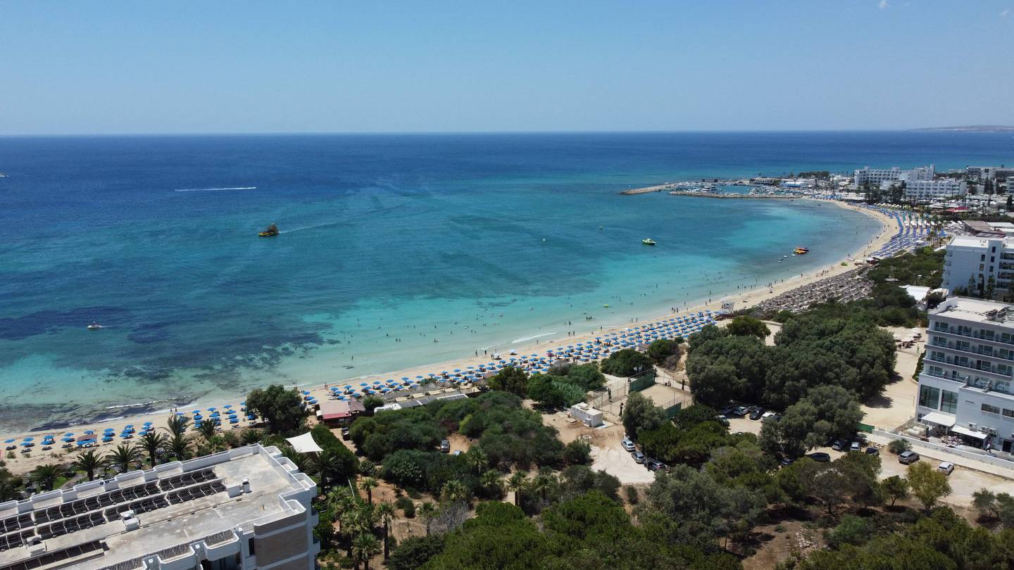 21 Temmuz'da Akdeniz adasının en önemli turistik yerlerinden biri olan tatil beldesi Ayia Napa'nın körfezinde Kıbrıs'ta bir plaj. AFP