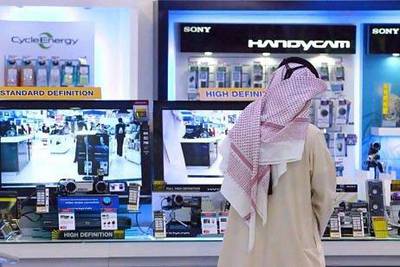 A man checks out electronics gadgets at Jumbo Electronics store in Mall of the Emirates. ( Jaime Puebla - The National Newspaper )