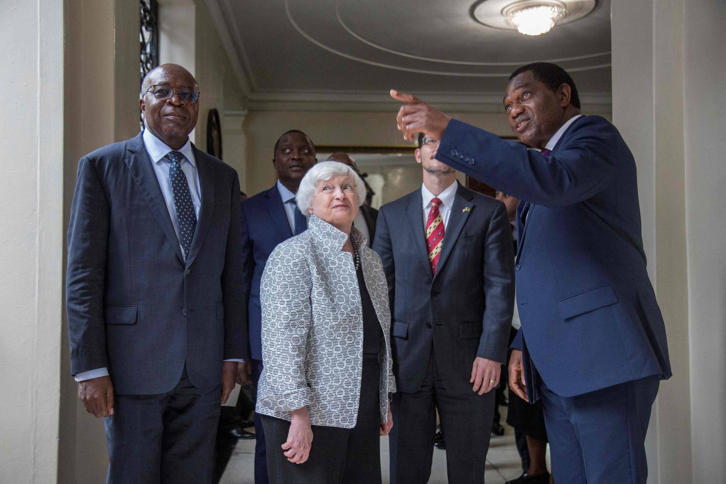 US-Finanzministerin Janet Yellen wird bei ihrem Besuch in Sambia vom sambischen Präsidenten Hakainde Hichilema begrüßt.  AFP