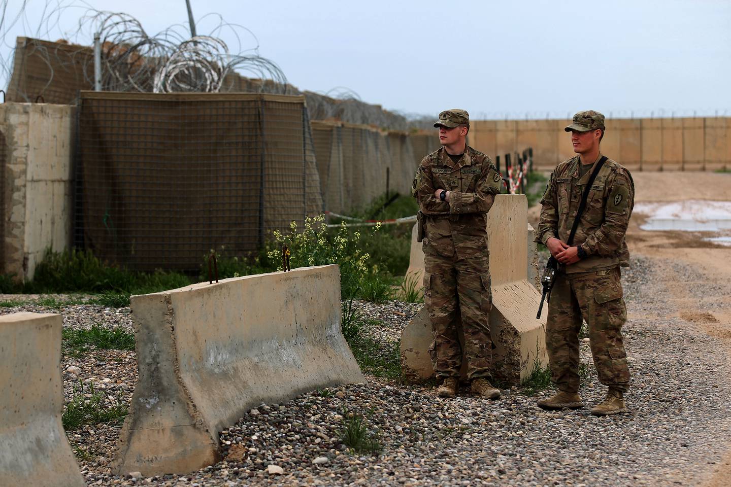US-Soldaten stehen auf dem Luftwaffenstützpunkt Qayyarah, wo US-geführte Truppen 2017 Irakern bei der Planung des Kampfes gegen den Islamischen Staat im nahe gelegenen Mossul im Nordirak geholfen hatten.  AFP