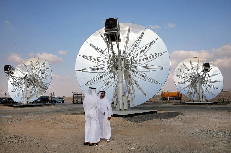 Men stand in front of solar panels at the Mohammed bin Rashid Al Maktoum Solar Park in Dubai, November 28, 2015. REUTERS/Stringer *** Local Caption ***  GAZ06_EMIRATES-ENER_1128_11.JPG BZ05ap-PG2_SOLAR.jpg