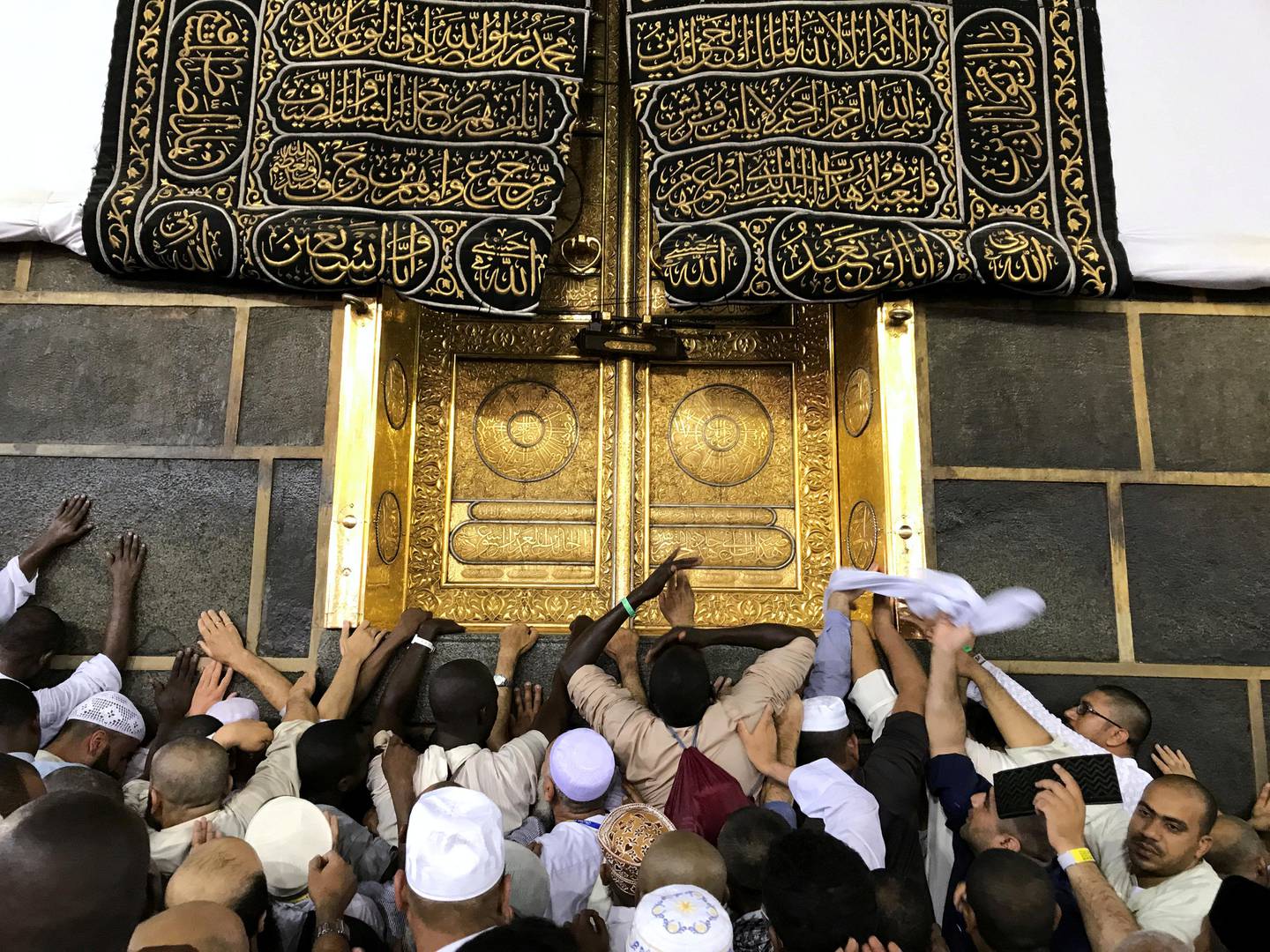 Muslims touch the Kaaba at the Grand mosque ahead of the annual Haj pilgrimage in Mecca, Saudi Arabia, August 26, 2017. REUTERS/Suhaib Salem
