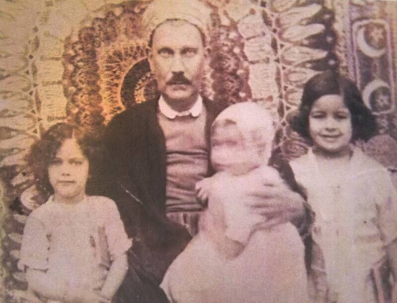 Hafida Latta's grandfather Sharif Souissi, with her aunt Mufida in his lap, mother on his right, and aunt Rashida on his left in 1929. Photo: Hafida Latta