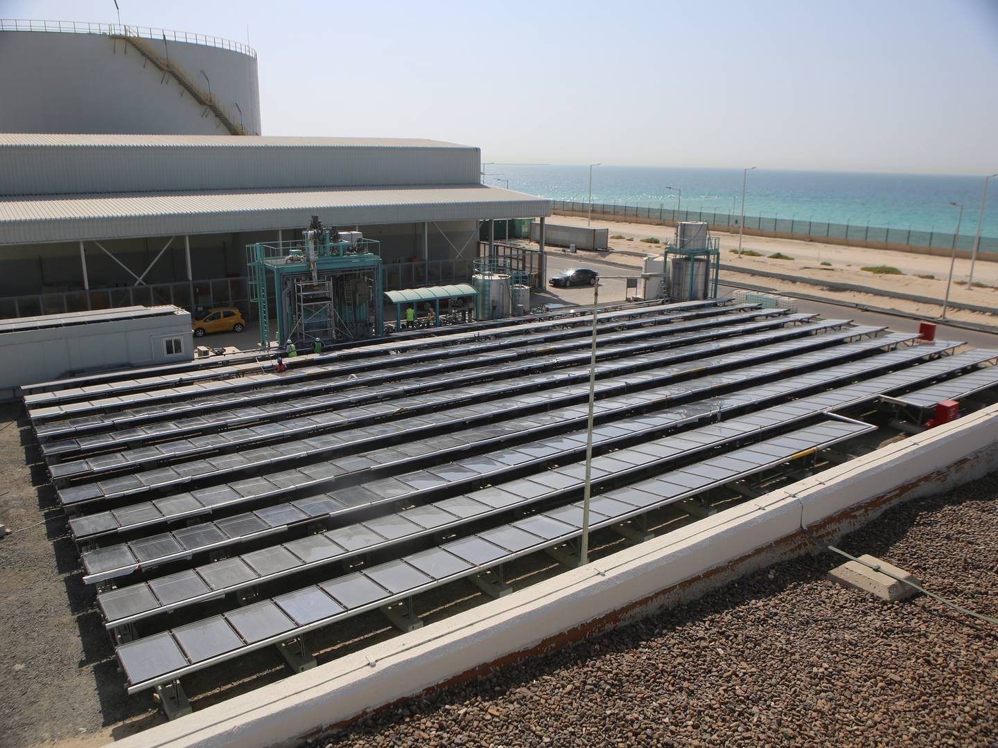 Die Dubai Electricity and Water Authority unterzeichnete eine Partnerschaftsvereinbarung mit Desolenator, um ein nachhaltiges CO2-freies Modell für die Wasserentsalzung und -reinigung aufzubauen.  Foto: Dewa