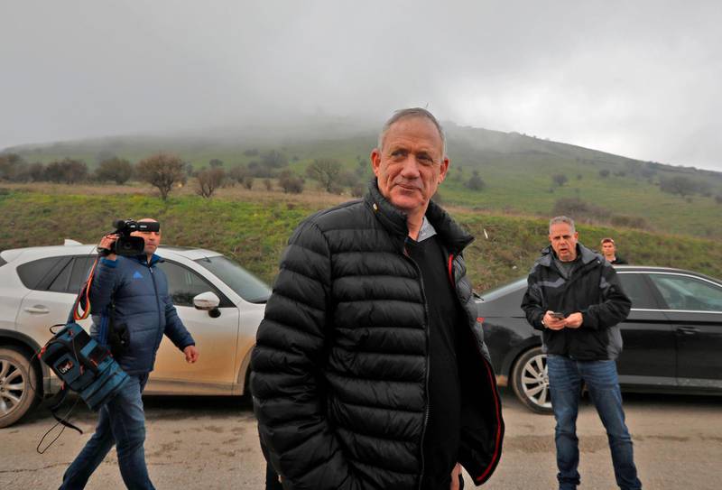 Retired Israeli army general Benny Gantz (C), one of the leaders of the Blue and White political alliance, is seen during a tour near the Syrian border in the Israeli-annexed Golan Heights, on March 4, 2019.  / AFP / JALAA MAREY
