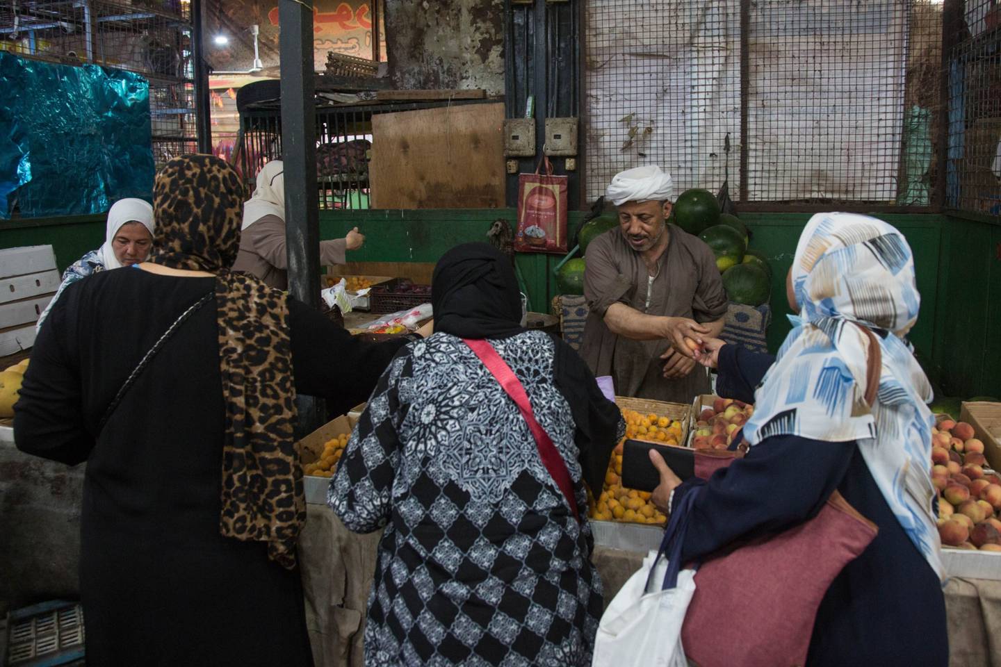 يشتري العملاء الفواكه والخضروات الطازجة من أحد الأسواق في القاهرة ، مصر.  بلومبرج