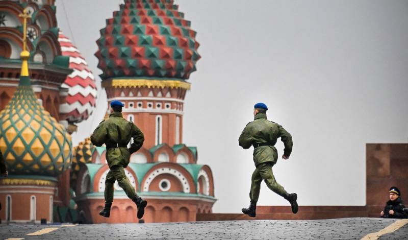 Russian soldiers run across the Red Square in central Moscow as the area is sealed before a ceremony of the incorporation of the new territories into Russia.  Russia was preparing to formally annex four territories of Ukraine its troops are occupying, at a grand ceremony in Moscow on Friday. AFP