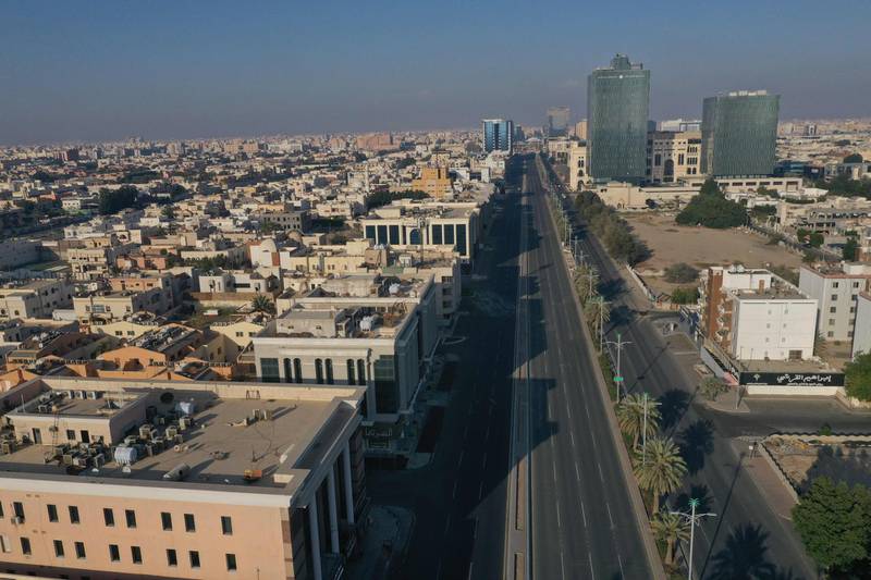An aerial picture shows deserted streets in the Saudi coastal city of Jeddah, on April 21, 2020, during the novel coronavirus pandemic crisis. / AFP / BANDAR ALDANDANI
