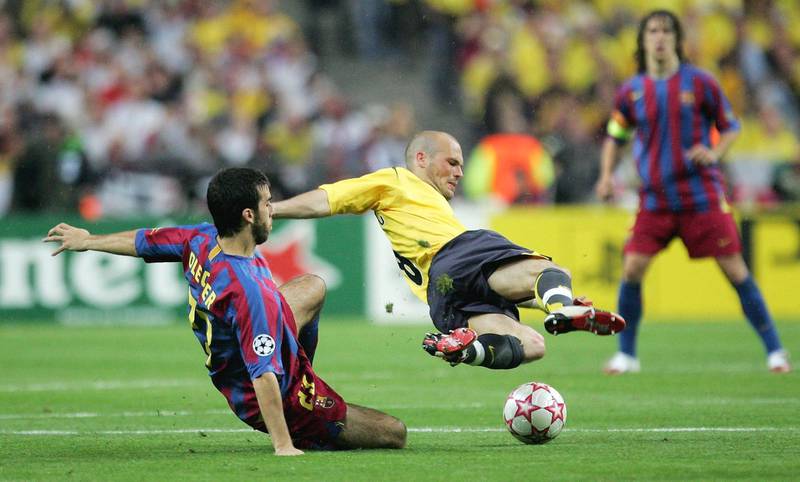 PARIS - MAY 17: Fredrik Ljungberg (R) of Arsenal is challenged by Presas Oleguer (L) of Barcelona  during the UEFA Champions League Final between Arsenal and Barcelona at the Stade de France on May 17, 2006 in Paris, France.  (Photo by Laurence Griffiths/Getty Images)