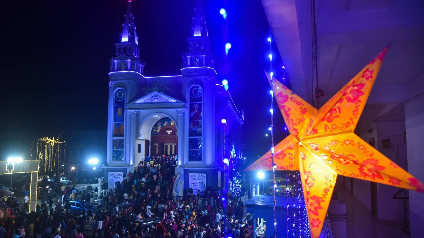 christmas-celebrations-around-the-world-in-pictures