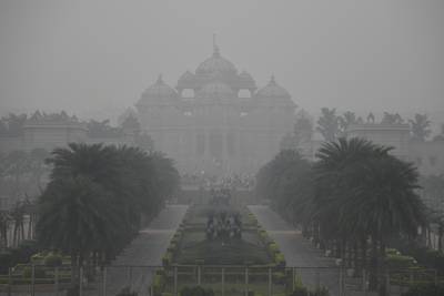 General view of the Akshardham Hindu temple under heavy smog conditions in New Delhi on November 14, 2019. (Photo by Sajjad HUSSAIN / AFP)