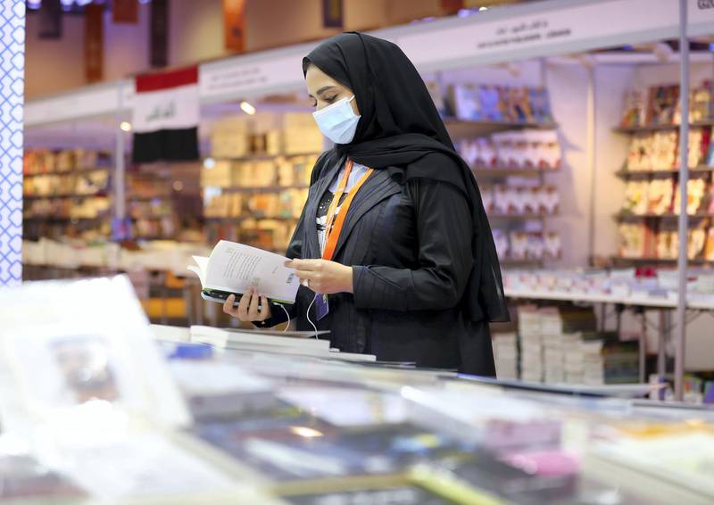 Sharjah, United Arab Emirates - Reporter: Razmig Bedirian. Arts and Culture. A visitor to Sharjah International Book Fair reads a book. Thursday, November 5th, 2020. Sharjah. Chris Whiteoak / The National