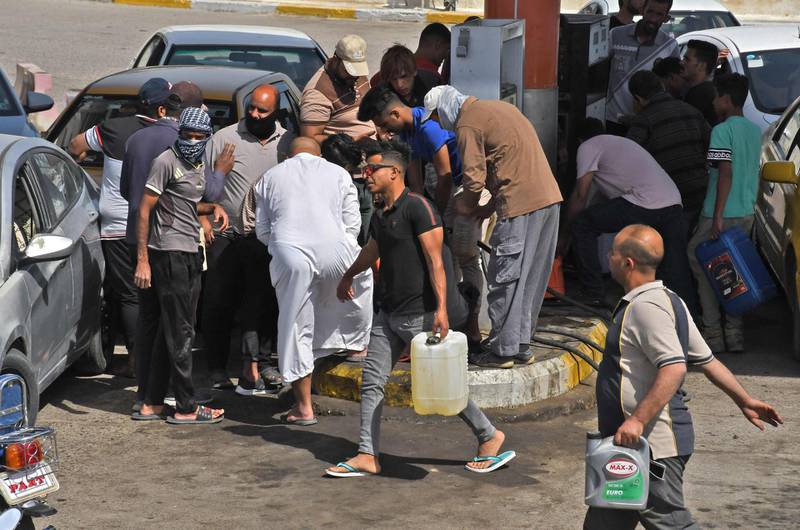This picture taken on April 5, 2021 shows a view of a heavily congested petrol station in the city of Nasiriyah, in Iraq's southern Dhi Qar provice, during a fuel shortage caused by the shutdown of Dhi Qar Oil Refinery by protesters demanding employment opportunities.  / AFP / Asaad NIAZI
