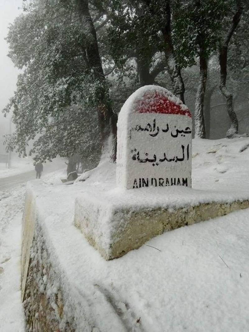 A snow-covered sign in Ain Drahem. Photo: @helmiattia / Twitter