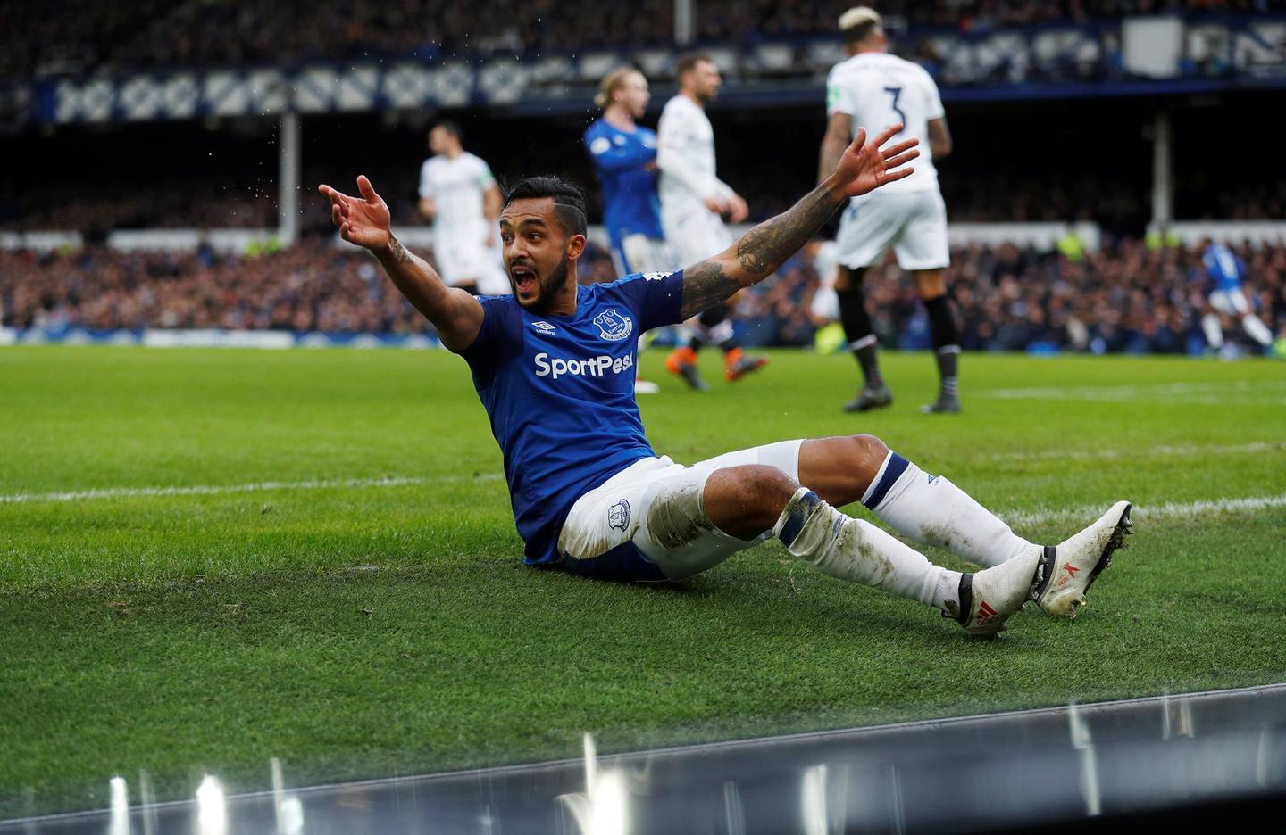 Soccer Football - Premier League - Everton vs Crystal Palace - Goodison Park, Liverpool, Britain - February 10, 2018   Everton's Theo Walcott reacts   Action Images via Reuters/Lee Smith    EDITORIAL USE ONLY. No use with unauthorized audio, video, data, fixture lists, club/league logos or "live" services. Online in-match use limited to 75 images, no video emulation. No use in betting, games or single club/league/player publications.  Please contact your account representative for further details.