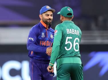 Der indische Kapitän Virat Kohli und der pakistanische Kapitän Babar Azam beim Wurf vor dem Spiel, als Indien bei der ICC-Herren-T20-Weltmeisterschaft 2021 gegen Pakistan antritt. Dubai International Cricket Stadium, Dubai