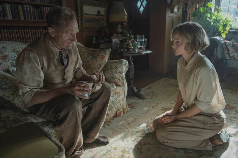 This image released by Netflix shows Carey Mulligan, right, and Ralph Fiennes in a scene from "The Dig."  (Larry Horricks/Netflix via AP)