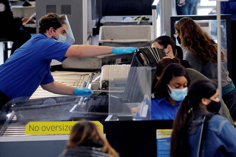 Die meisten Reisenden müssen an US-Flughäfen immer noch Flüssigkeiten und Laptops aus ihren Taschen entfernen.  Reuters