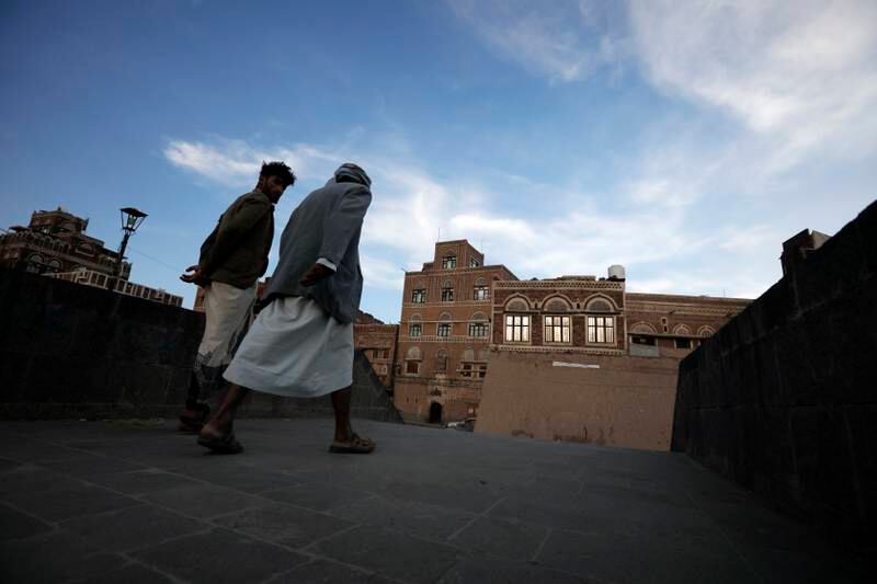 Jemeniten gehen Anfang dieses Monats über eine Fußgängerbrücke in der Altstadt von Sanaa.  EPA