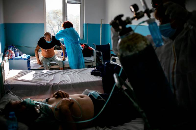 A doctor and a nurse examining patients in the Covid-19 unit of the hospital of Doupnitsa, Bulgaria, a municipality with 50,000 inhabitants which is desperately lacking in caregivers. AFP