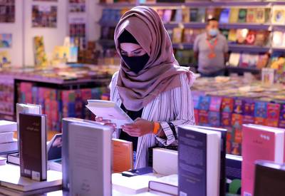 Sharjah, United Arab Emirates - Reporter: Razmig Bedirian. Arts and Culture. Aseel Qasim a visitor to Sharjah International Book Fair reads a book. Thursday, November 5th, 2020. Sharjah. Courtesy of Nathaniel Alapide
