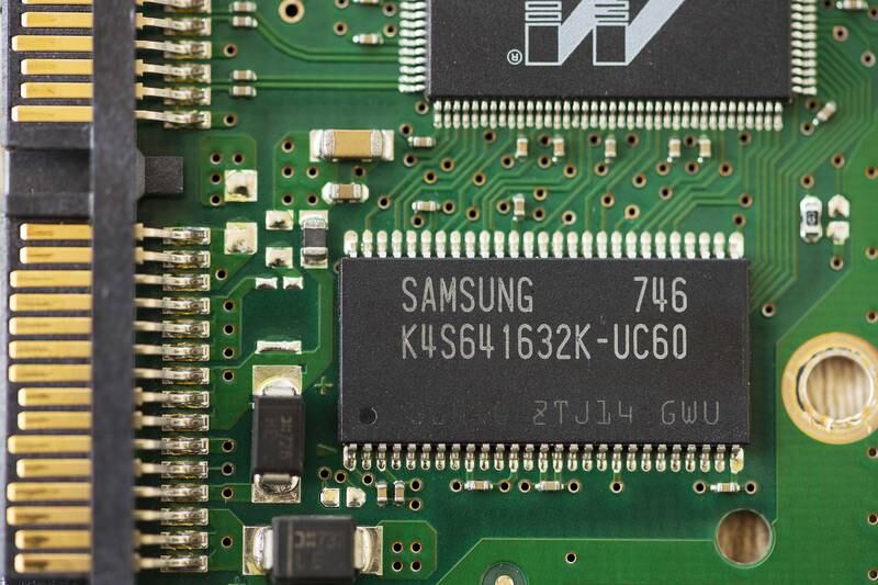 WB3TY7 TIMISOARA, ROMANIA - MARCH 30, 2019: Close-up of a Samsung SDRAM microprocessor. Alamy