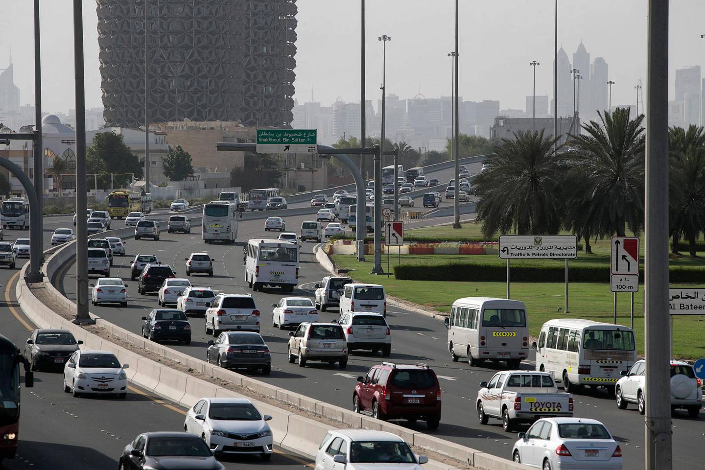 ABU DHABI, UNITED ARAB EMIRATES, May 13, 2015:  
Cars flow in thickening traffic on Sheikh Zayed road in Abu Dhabi during the beginning of rush hour on Wednesday, May 13, 2015. A recent yougov survey-it says commute times in Abu Dhabi are down, and drivers are happier, but the roads still have a lot of inattentive drivers. (Silvia Razgova / The National)  (Usage: May 13, 2015, Section: NA, Reporter: ) *** Local Caption ***  SR-150513-traffic19.jpg