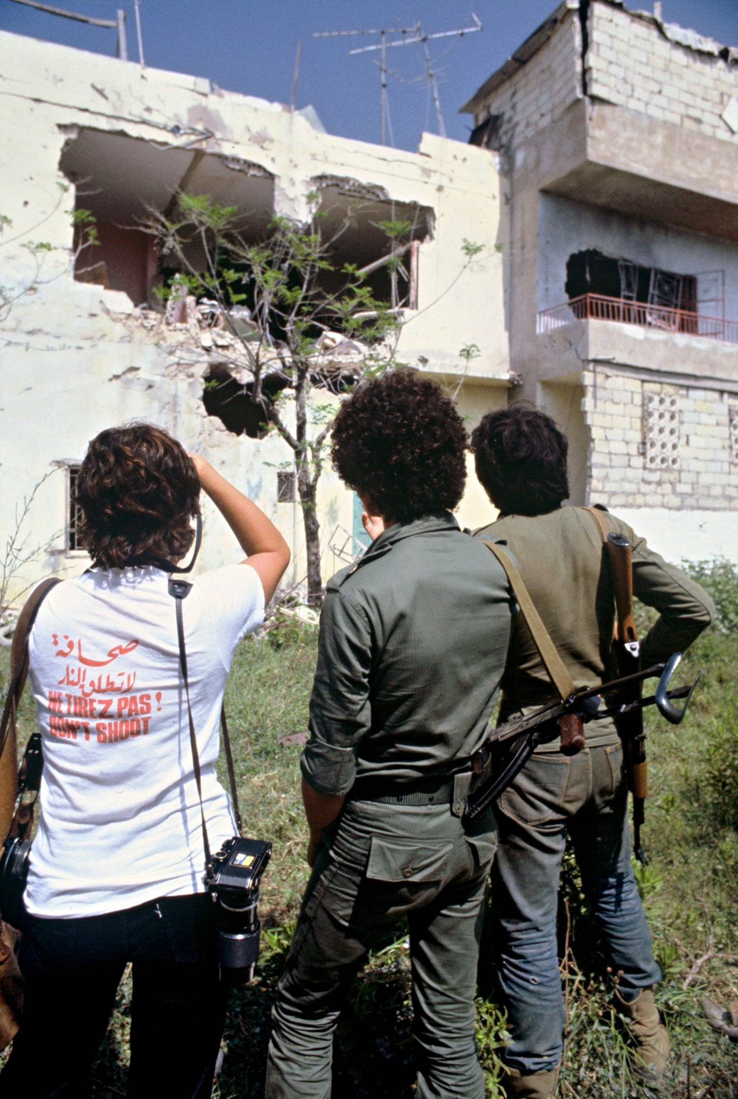 A European photographer wearing the ‘Don’t shoot’ T-shirt in Beirut, 1982. AFP / Getty Images