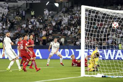 ABU DHABI, UNITED ARAB EMIRATES - DECEMBER 19: Gareth Bale of Real Madrid scores the third goal and his hat-trick during the FIFA Club World Cup semi-final match between Kashima Antlers and Real Madrid at Zayed Sports City Stadium on December 19, 2018 in Abu Dhabi, United Arab Emirates. (Photo by Francois Nel/Getty Images)