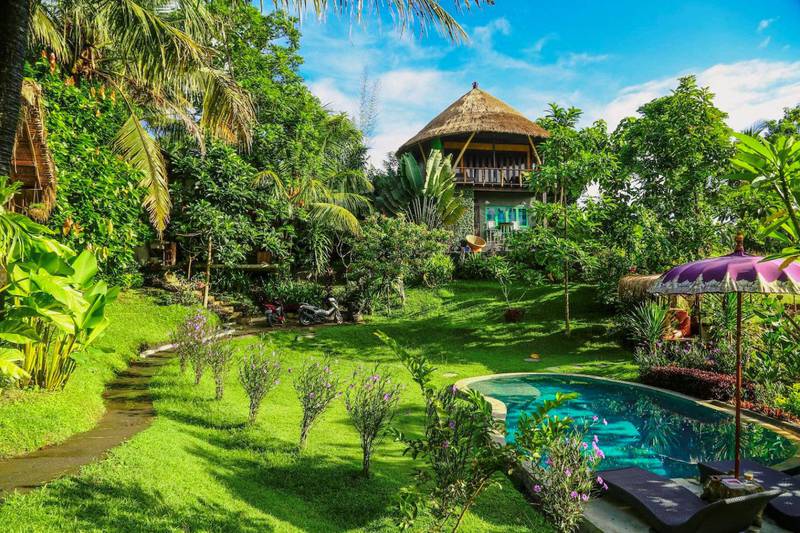6. This Balian treehouse is only a 3 minute walk away from the beach and comes with gorgeous gardens and its own private pool.