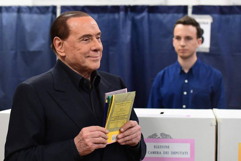 Silvio Berlusconi, leader of right-wing party Forza Italia, prepares to vote on March 4, 2018 at a polling station in Milan. 
Italians vote today in one of the country's most uncertain elections, with far-right and populist parties expected to make major gains and Silvio Berlusconi set to play a leading role. / AFP PHOTO / Miguel MEDINA