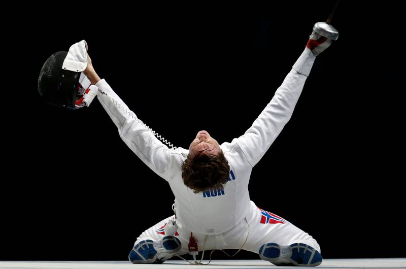 epa03333009 Norway's Bartosz Piasecki celebrates after beating South Korea's Jinsun Jung in the men's Epee Individual semifinal in the London 2012 Olympic Games Fencing competition, London, Britain, 01 August 2012.  EPA/JONATHAN BRADY