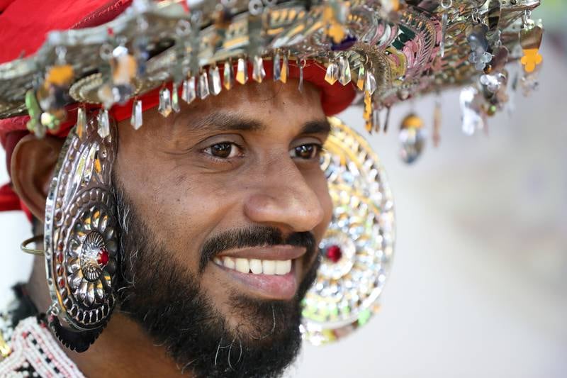 Ein Mann in traditioneller srilankischer Kleidung erscheint auf dem Arabian Travel Market in Dubai.  Chris Whiteoak / The National