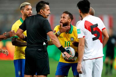 Neymar complains to Chilean referee Julio Bascunan after Peru's Carlos Zambrano (R) hit Brazil's Richarlison in the face with an elbow. AFP