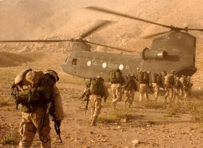 UNSPECIFIED - : Soldiers board a Chinook helicopter in the invasion of Afghanistan 2001 US 10th Mountain Division soldiers in Afghanistan (Photo by Universal History Archive/Getty Images)