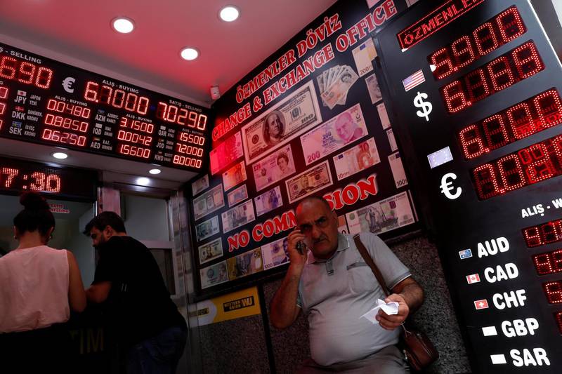 People change money at a currency exchange office in Istanbul, Turkey August 17, 2018. REUTERS/Murad Sezer