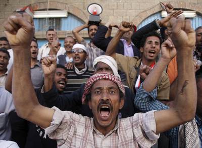 Protesters shout slogans against the Houthi movement in the southwestern Yemen city of Taiz. (Mohamed al-Sayaghi / Reuters)
