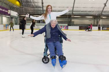 Undatiertes Handout-Foto von Care UK der 97-jährigen ehemaligen Eisläuferin Doreen Barber aus Stansted in Essex, zurück auf dem Eis im Riverside Leisure Centre in Chelmsford, Essex, mit Jess Wolohan, Lifestyle-Koordinatorin in ihrem Pflegeheim.  Doreen, die im Mountfitchet House von Care UK in Coltsfield lebt, begann vor dem Zweiten Weltkrieg im Alter von 12 Jahren mit dem Skaten.  Ihr Traum, auf das Eis zurückzukehren, hat sich erfüllt, als sie ihre Schlittschuhe anzog, um im Rollstuhl über die Eisbahn zu flitzen, bevor sie eine Videobotschaft von den ehemaligen Olympioniken Torvill und Dean erhielt.  Ausgabedatum: Montag, 13. Februar 2023.
