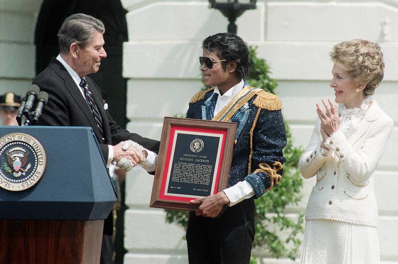 Michael Jackson is given the Presidential Special Achievement Award by Reagan in 1984. Photo: Bettmann