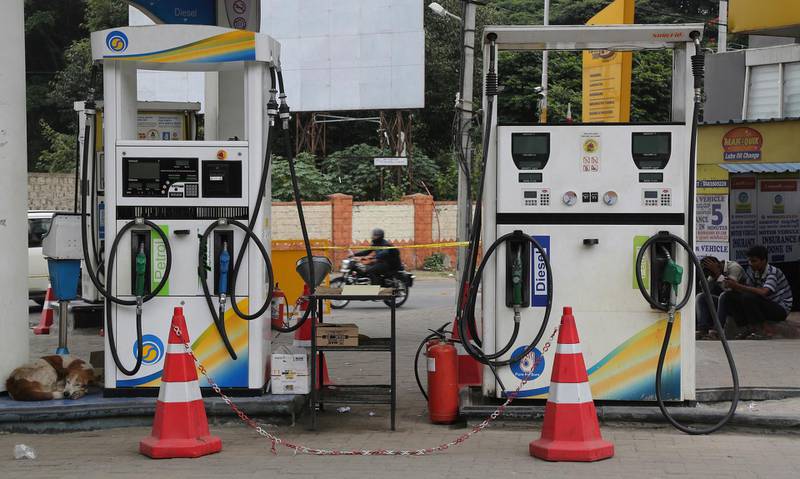 epa07010374 A general view of a closed fuel station during a nation-wide strike in Bangalore, India, 10 September 2018. Opposition parties, led by Indian National Congress party have called for a nation-wide strike to protest against soaring fuel prices. Daily life was disrupted by the strike which was called after fuel prices reached a new record high, according to reports.  EPA/JAGADEESH NV