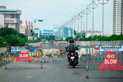 A commuter drives along a deserted road during a day-long state-imposed lockdown as a preventive measure against the Covid-19 coronavirus, in Kolkata on September 11, 2020.   India overtook Brazil on September 7 as the country with the second highest number of confirmed coronavirus cases, even as key metro train lines re-opened as part of efforts to boost the South Asian nation's battered economy. / AFP / Dibyangshu SARKAR
