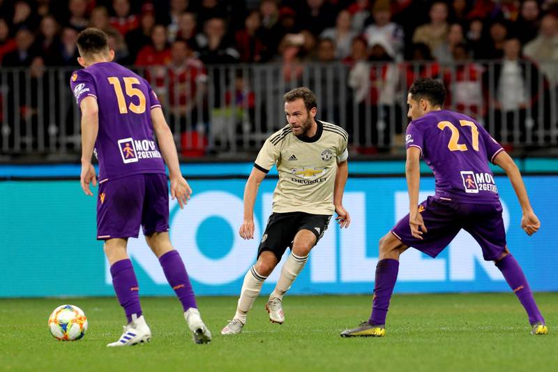 epa07714523 Juan Mata (centre) of Manchester United in action during the Perth Glory and Manchester United football friendly match at Optus Stadium in Perth, Australia, 13 July 2019.  EPA/RICHARD WAINWRIGHT EDITORIAL USE ONLY AUSTRALIA AND NEW ZEALAND OUT