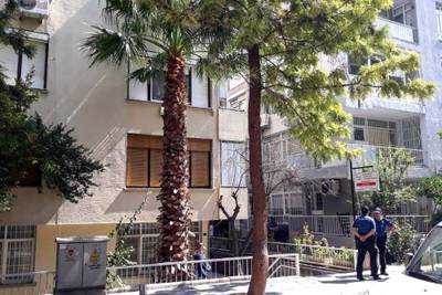 Turkish police officers stand guard next to an apartment of US Pastor Andrew Brunson on July 27, 2018 in Izmir. 
  Brunson was moved from jail to house arrest on July 26, but Secretary of State Mike Pompeo said the move was "not enough" -- and Trump doubled down on Thursday. / AFP / DHA / DHA
